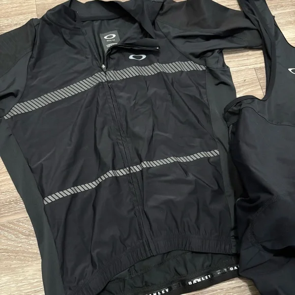 SOLD***Oakley cycling set top and bottom - Picture 5 of 15